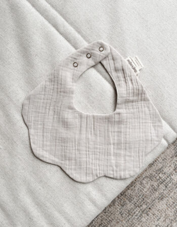 gris plume - bavoir de dentition
