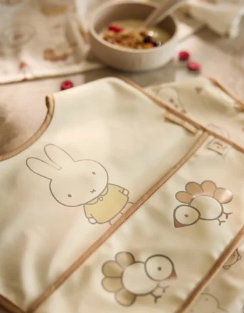 miffy family farm - pack de 2 bavoirs imperméables